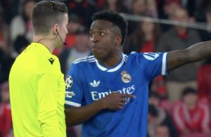 «Χαμός» με τον Βινίσιους: Είπε στον διαιτητή πως δέχτηκε ρατσιστικό σχόλιο, από παίκτη της Μπενφίκα (video)