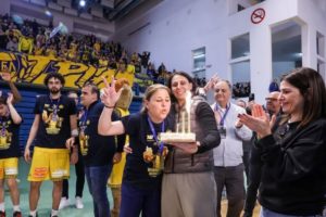 Σπάζοντας τα ταμπού: Προπονήτρια στην Κύπρο έγραψε ιστορία με ανδρική ομάδα