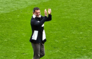 Ο Καραγκούνης σήκωσε στο… πόδι την έδρα της Φούλαμ (video)