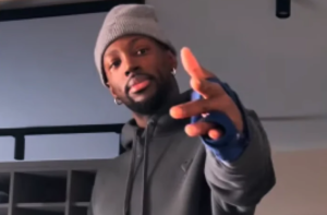 Ο Γκραντ δείχνει το δεμένο του δάχτυλο – «Θα μείνει έξω για λίγο»