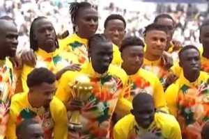 «Μολών λαβέ»: Οι Σενεγαλέζοι… φλέξαραν το τρόπαιο του Κόπα Άφρικα σε φιλικό (video)