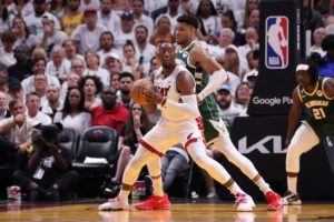 Πώς αντέδρασε ο Γιάννης Αντετοκούνμπο στο ρεκόρ του Αντεμπάγιο;