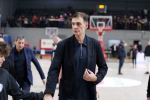 Επικός Μπαρτζώκας για Λαρεντζάκη: «Μήπως είστε φίλος του;» (video)