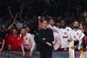 «Η μεγαλύτερη βλακεία που έχω σκεφτεί»: Ο ρομαντικός Μπαρτζώκας (δεν) σχολίασε τον πόλεμο στη Μέση Ανατολή