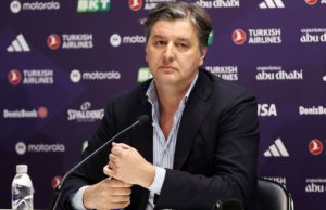 Ο Παναθηναϊκός «κατεβάζει» το λάβαρο με τον Μποντιρόγκα, ως ένδειξη διαμαρτυρίας για τη διαιτησία στο ντέρμπι «αιωνίων» (video)