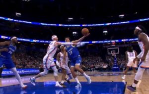 Παίκτης του NBA έκανε μπλοκ μιμούμενος το κυνηγητό… κατσαρίδων το καλοκαίρι (video)