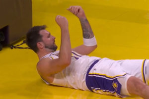 Έξαλλος ο Ντόντσιτς, έκανε χειρονομία για… χρηματισμό προς τους διαιτητές! (video)