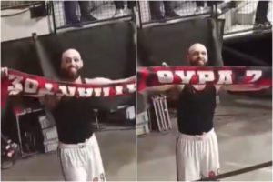 ΦΟΒΕΡΟΣ Φουρνιέ: Πρώτα εκτέλεσε την Παρί και μετά… πόζαρε με κασκόλ του Ολυμπιακού (video)