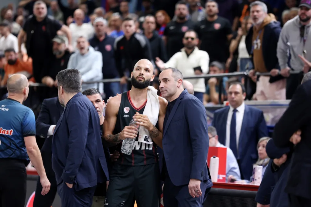 Ένταση με Φουρνιέ και φίλο του Πανιωνίου στις court seats: Πήγε να του… ορμήξει ο Γάλλος (video)