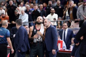 Ένταση με Φουρνιέ και φίλο του Πανιωνίου στις court seats: Πήγε να του… ορμήξει ο Γάλλος (video)