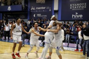 O Αταμάν έκανε χειραψία με τον Λούκιτς, πριν έρθει η «απόφαση» για τη νίκη του Ηρακλή! (video)