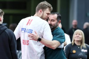 Θερμός εναγκαλισμός βοηθού του Αταμάν με Βεζένκοφ (video)