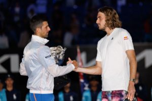 Επική φωτογραφία με τον Τζόκοβιτς να κουβαλά τον Τσιτσιπά σε… καροτσάκι! (photo)