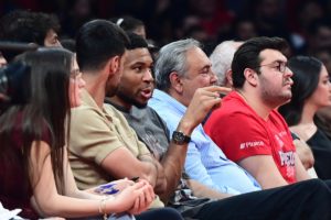 Αντετοκούνμπο και Τζόκοβιτς «γουστάρουν» με την ατμόσφαιρα στο ΣΕΦ (video)