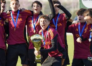 Φινάλε γεμάτο συγκινήσεις στο Elite Neon Cup: Ο Ολυμπιακός συνέχισε την παράδοση, η Ρόμα «χάλασε» το νταμπλ!