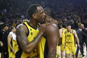 Ανησυχία στην ΑΕΚ για Νάναλι που ζει μέρες… Μάνι Χάρις