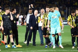 Το «κλικ» της βραδιάς: Οι παίκτες της Ράγιο «υποκλίθηκαν» στον άθλο της ΑΕΚ! (video)