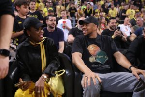 «Άντε τελείωνε με το NBA φτάνει»: Επικό σύνθημα από τους φίλους του Άρη που «κάλεσαν» τον Αντετοκούνμπο! (video)