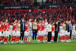 Έγινε της… έδρας στα προημιτελικά του Conference League (video)