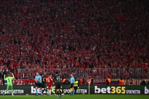 «Τρελάθηκε» η Allianz Arena: Οι φίλοι της Μπάγερν πέταξαν αντικείμενα στον αγωνιστικό χώρο! (video)